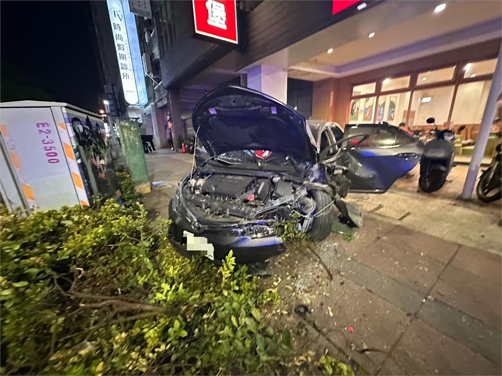 影像曝光！轎車自撞燈桿 車頭半毀差點撞進摩斯漢堡
