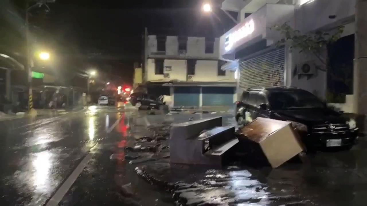 堰塞湖溢流！　全聯遭淹沒6人受困　馬太鞍溪橋慘遭沖毀