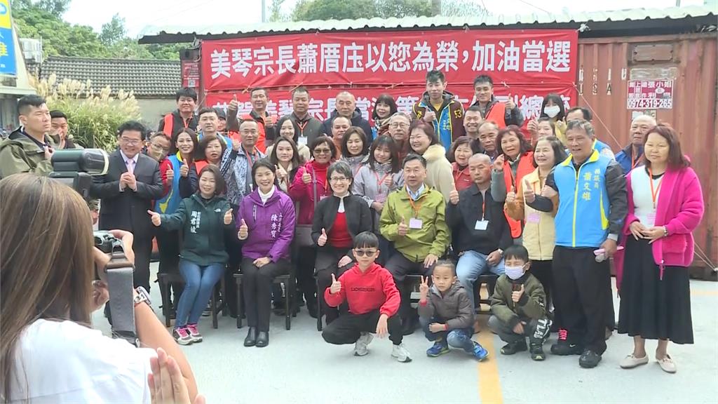 蕭美琴返家鄉拜年.發福袋 彰化和美鄉親掛「以您為榮」布條祝賀