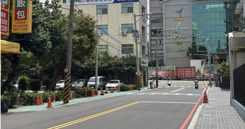人行道忽高忽低易跌倒　外國網紅來台驚呼：我沒辦法在這活下來