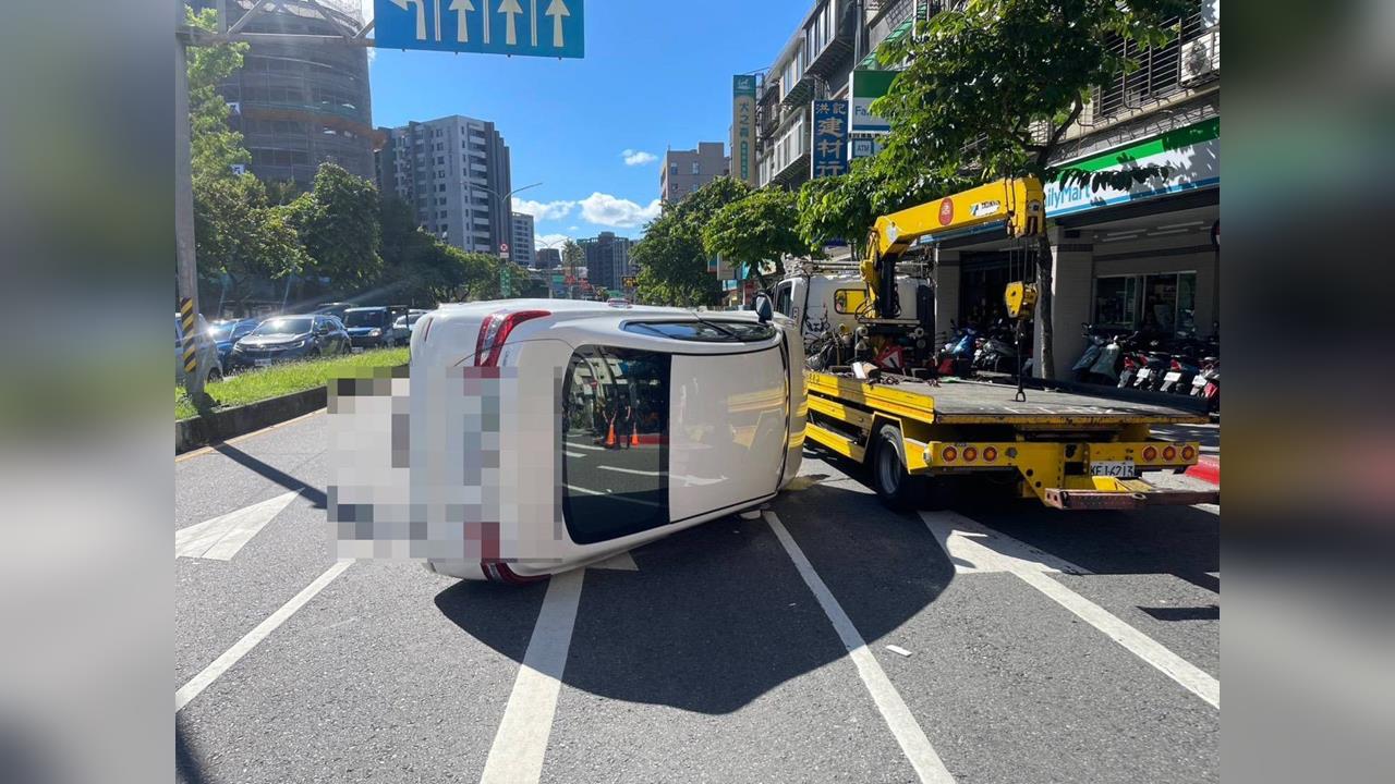 快新聞／內湖車禍！小客車自撞路緣向右側翻　70歲女駕駛脫困送醫