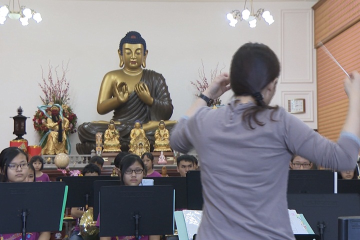 管樂團佛寺大廳團練 響應關懷弱勢團體