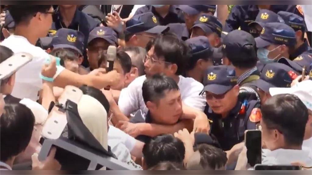 警遭黃國昌勒脖被網友點名「還燦笑」?現場30秒影片真相曝光