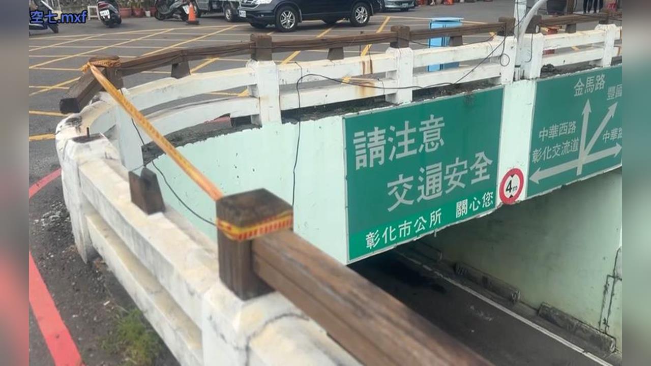驚！彰化曉陽地下道貨車撞斷護欄　大木棍"從天而降"砸機車道