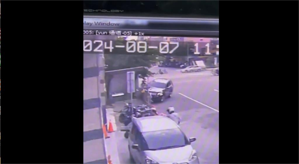車內突掉下一隻蟑螂! 駕駛嚇壞失控撞上路旁欄杆