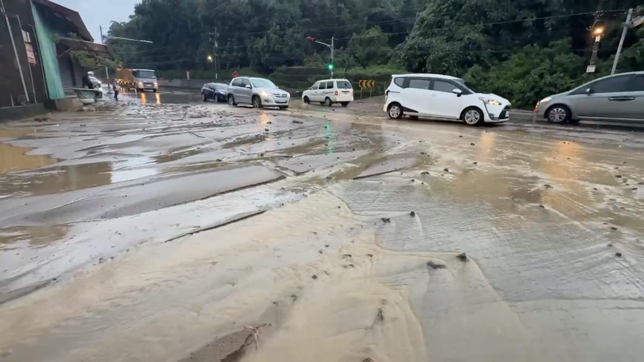 午後熱對流旺盛　雲林斗六雷雨狂炸水淹小腿肚
