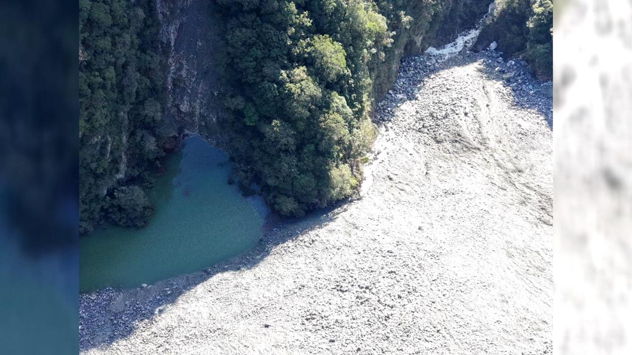 萬里溪堰塞湖蓄水量超過壩頂 「這原因」警戒降為黃燈