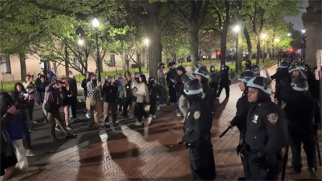 美國大學「挺巴示威」越演越烈　鎮暴警察逮捕上百名示威者
