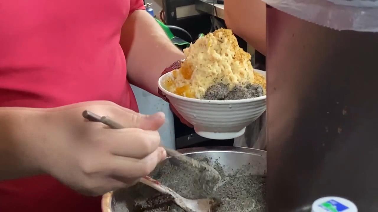 寧夏夜市過年氣氛濃！　平日排長龍　外籍遊客開心逛