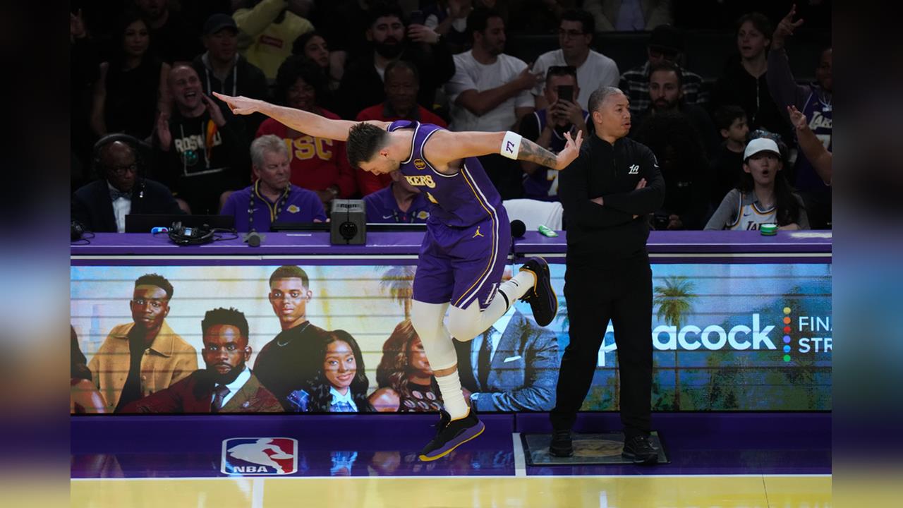 NBA(影)/季中盃賽球場特殊地板太滑?湖人新當家「東七七」稱很危險