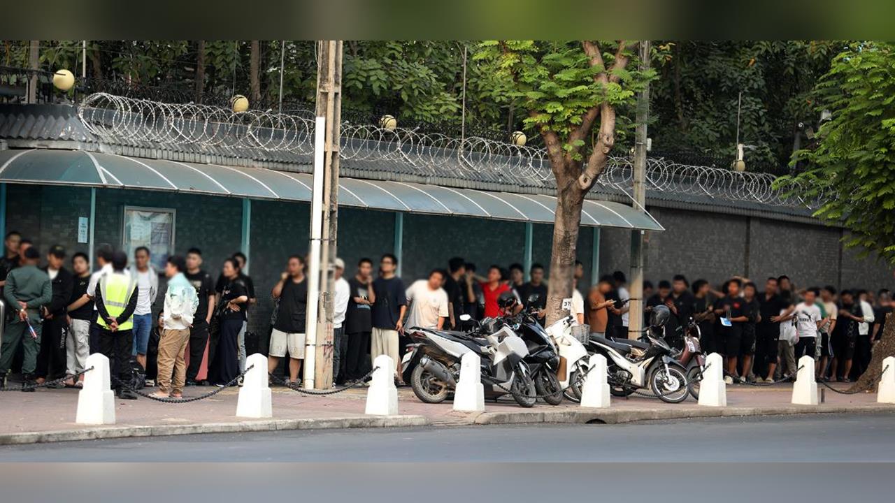 快新聞／詐騙園區遭取締！柬埔寨金邊中國大使館現排隊人潮　盼春節前能回國