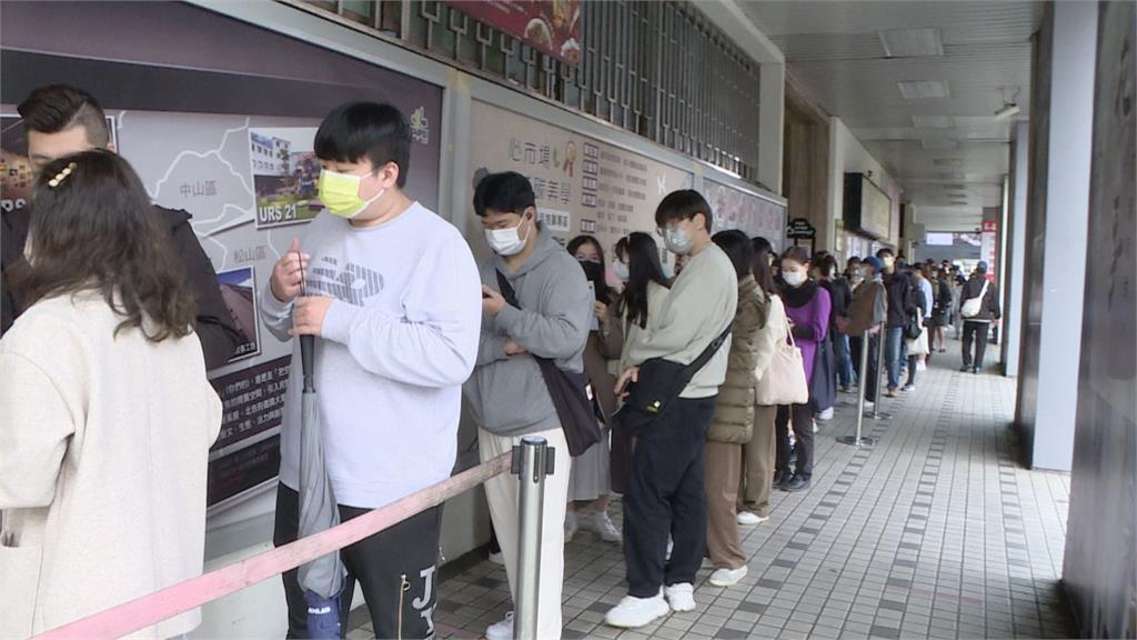 肚子餓了！　知名早餐店湧人潮　民眾排隊逾2個半小時才吃得到