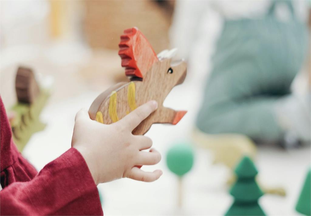 常模仿媽媽化妝、噴香氛   5歲童「胸部隆起」假性性早熟！