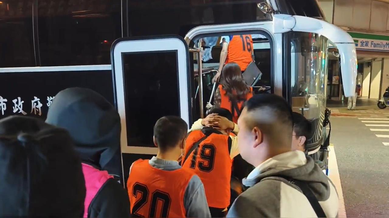 快新聞/北市警深夜掃蕩地下百家樂賭場!帶回60餘人 查獲逾百萬元賭資