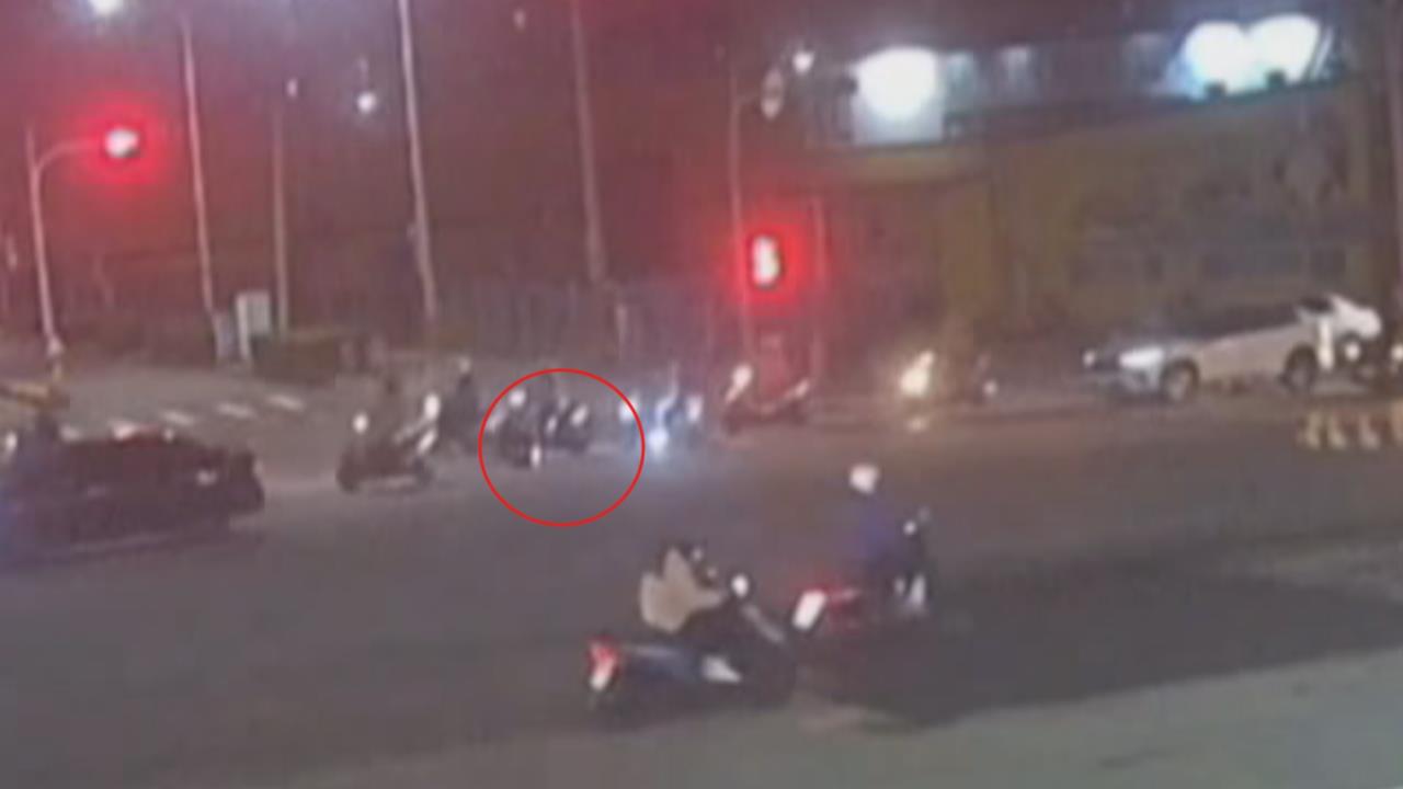 險做白工! 外送箱掉路中"萬元險遺失" 警拾獲物歸原主