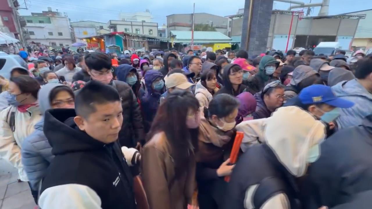 白沙屯拱天宮拜斗抽籤來啦！　上千位民眾「漏夜排隊」搶登記