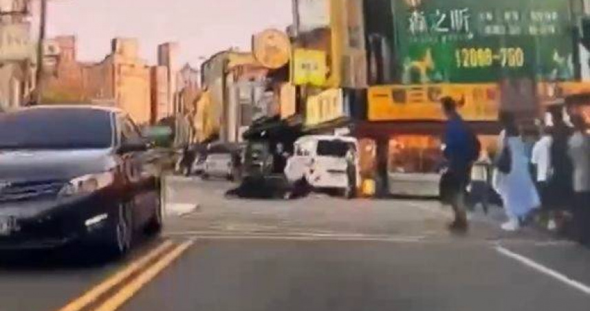 12歲女童快步過馬路遭酒駕騎士撞飛　路人急擋車救援
