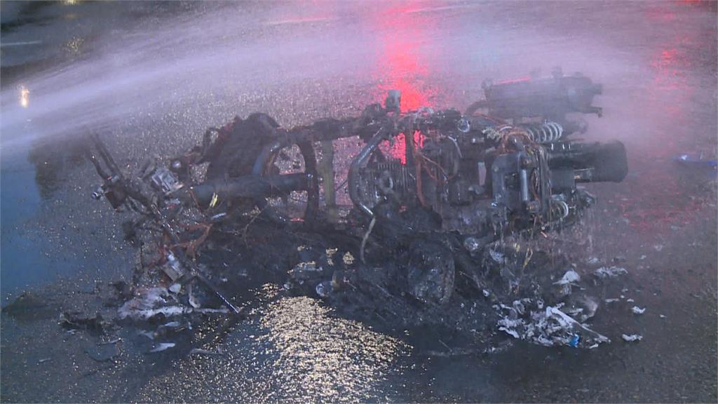 兩車對撞機車起火燃燒成骨架轎車駕駛竟肇事逃逸 警追查
