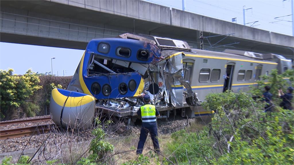 聯結車突熄火慘卡平交道 下秒遭火車猛撞釀4傷