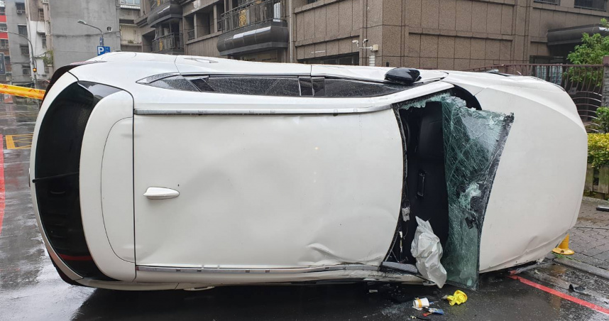 北市內湖轎車自撞柱子側翻 駕駛一度受困驚險被救出