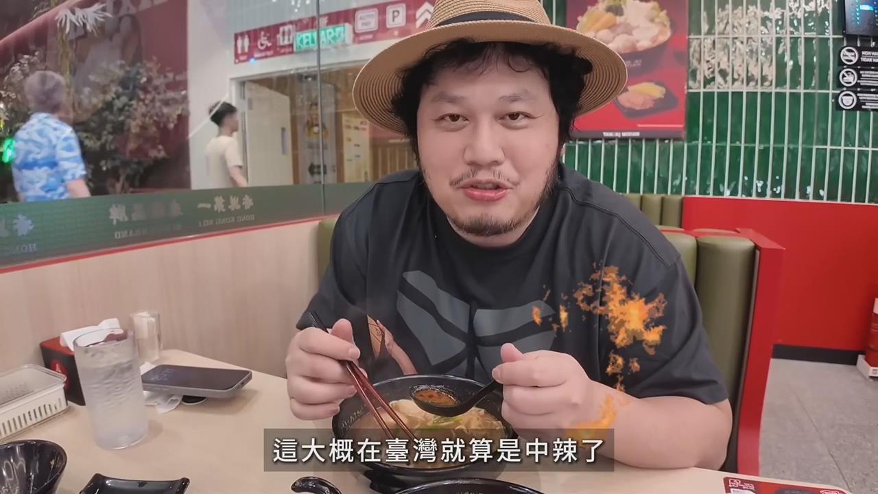 網紅初嚐大馬美食「慘被嗆到」　網突破盲點：辣度填反了