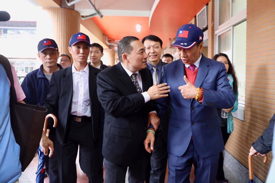 侯友宜自爆聯絡不上郭台銘　謝佩芬諷：為什麼要接老三電話？