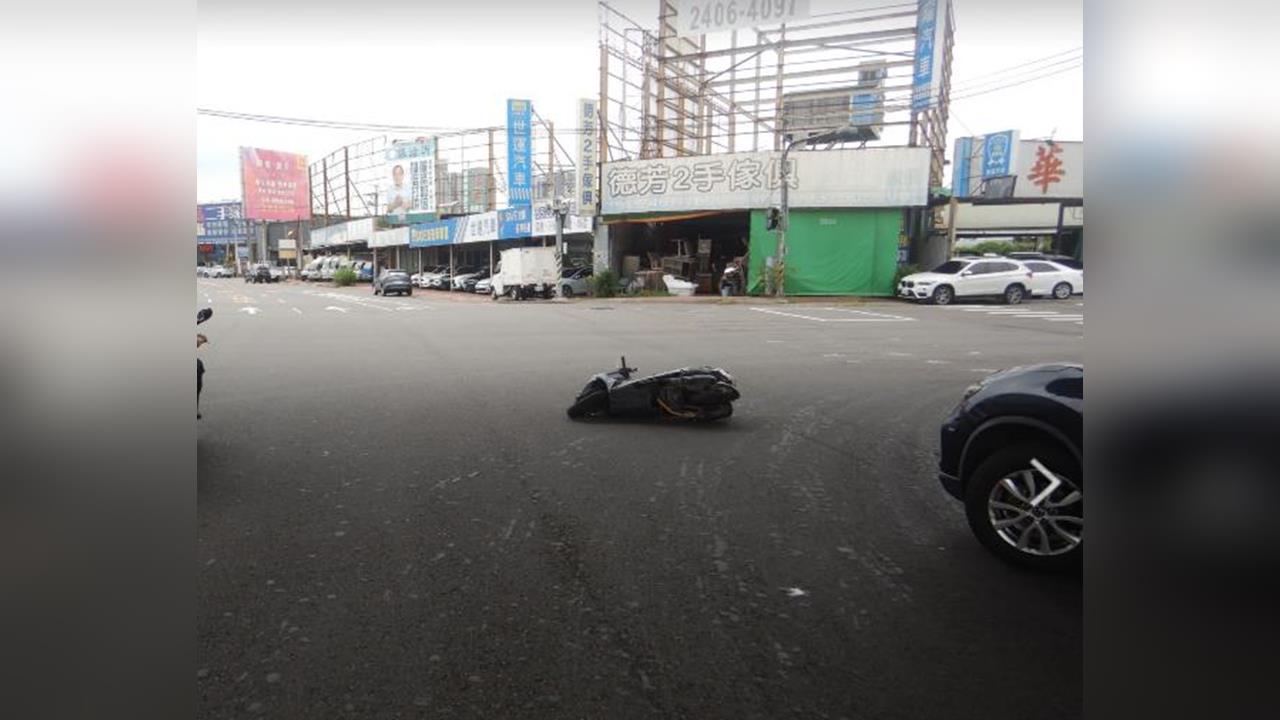 台中為禮讓救護車放慢車速　機車遭追撞　2騎士滾一圈
