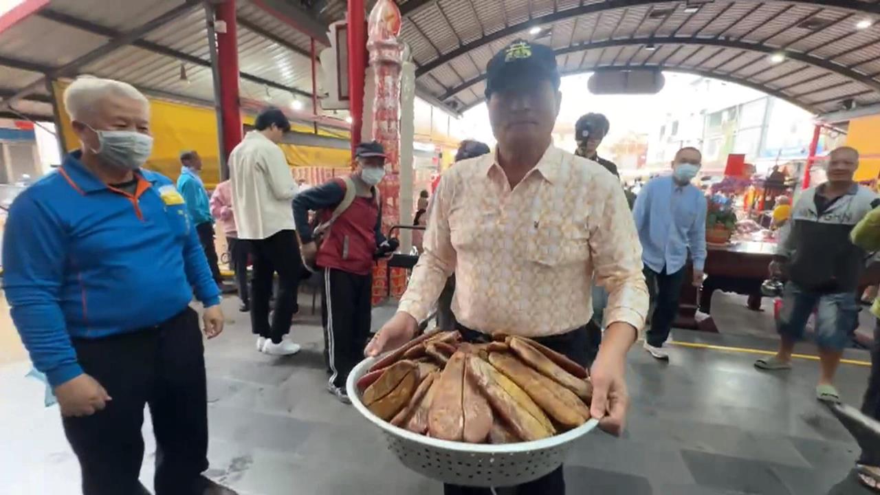 東港東隆宮溫府王爺誕辰! 　信徒慷捐580斤烏魚子