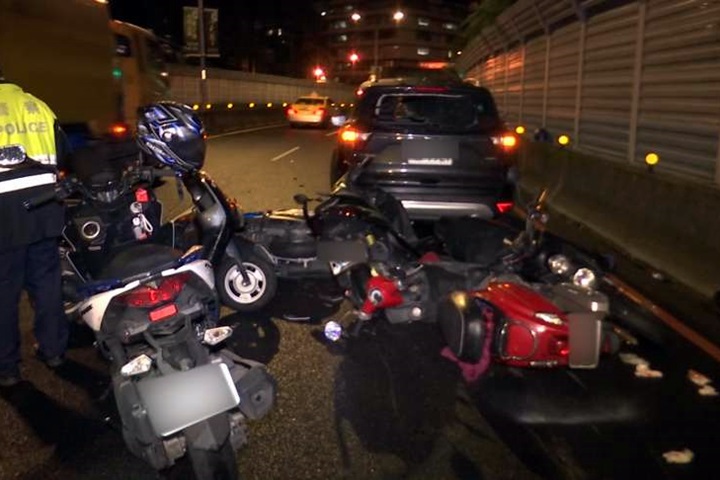 鑽車縫惹禍！ 7機車1汽車連環撞 10人掛彩