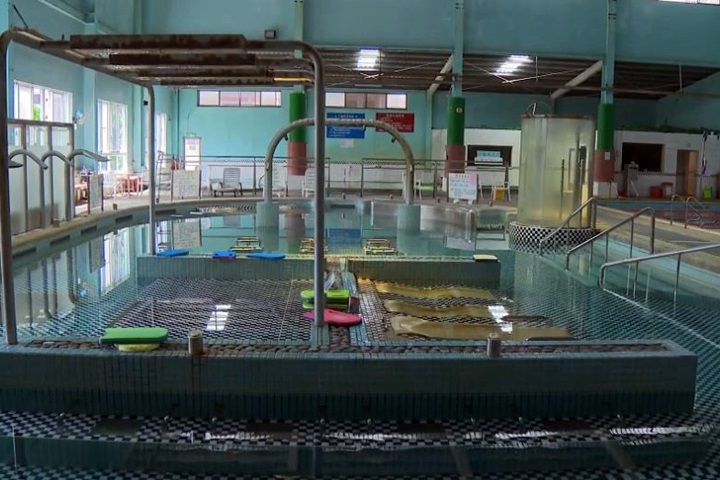 游泳池消毒加錯溶液 8泳客身體不適