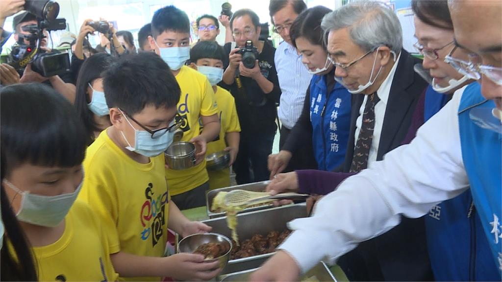 補助雲林營養午餐金 王文淵、<em>張麗善</em>與童共餐