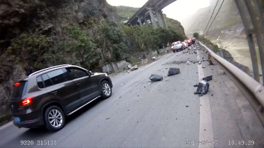 重慶山區大量落石掉公路  汽車行經超驚險