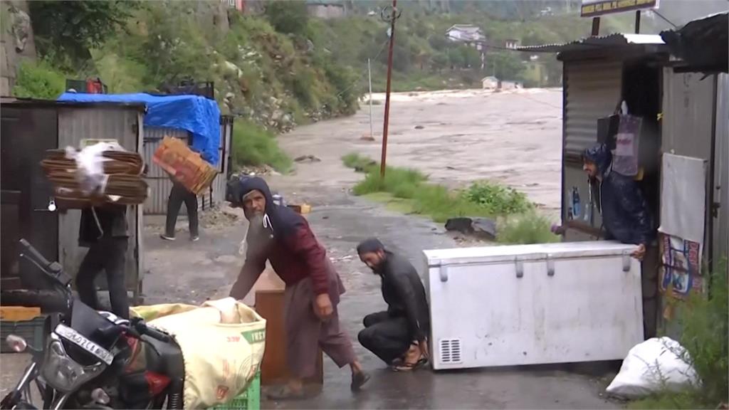 喀什米爾暴雨洪水氾濫！橋梁岌岌可危　居民往高處撤離