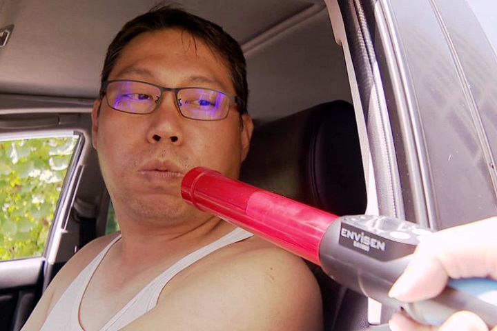 警拿「紅棒子」突然督過來  民眾大呼不舒服