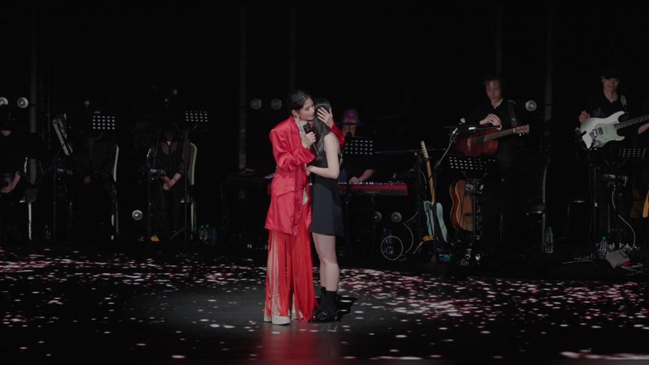 李千娜出道18年演唱會 與女兒同台 "打勾勾"大飆淚