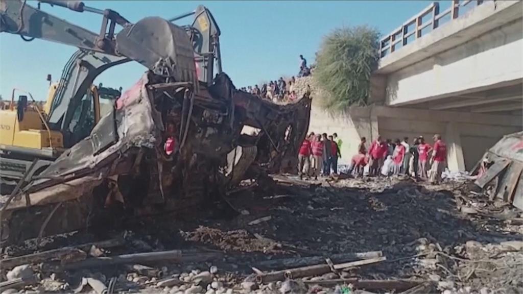 疲勞駕駛？巴基斯坦巴士墜橋　引發大火車體全毀、40餘人死亡