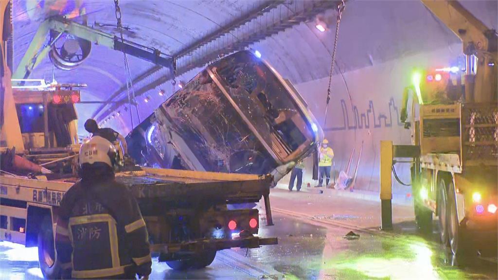 快新聞／校車在隧道翻覆釀18傷　康橋：召集所有司機嚴格要求安全駕駛
