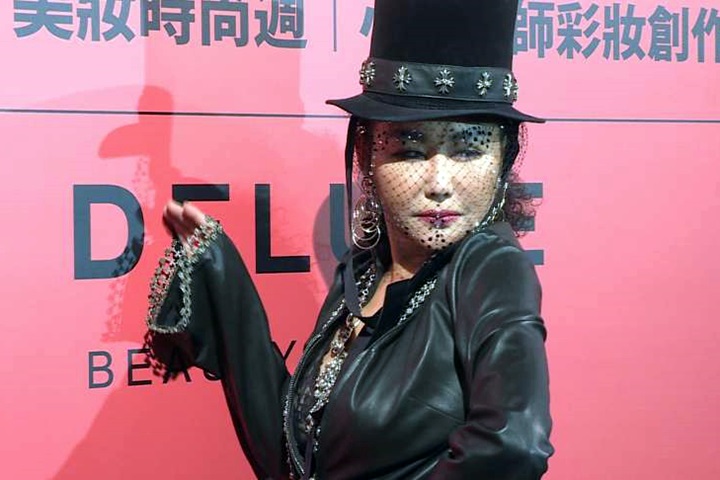 藍心湄低胸險走光 陳美鳳緊張頻幫拉衣