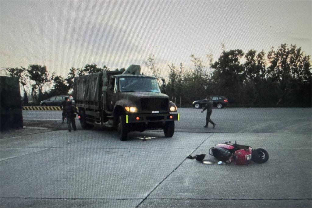 快新聞／傻眼！通緝犯跑<em>外送</em>與軍車發生車禍　棄後座女乘客不顧、自行逃逸