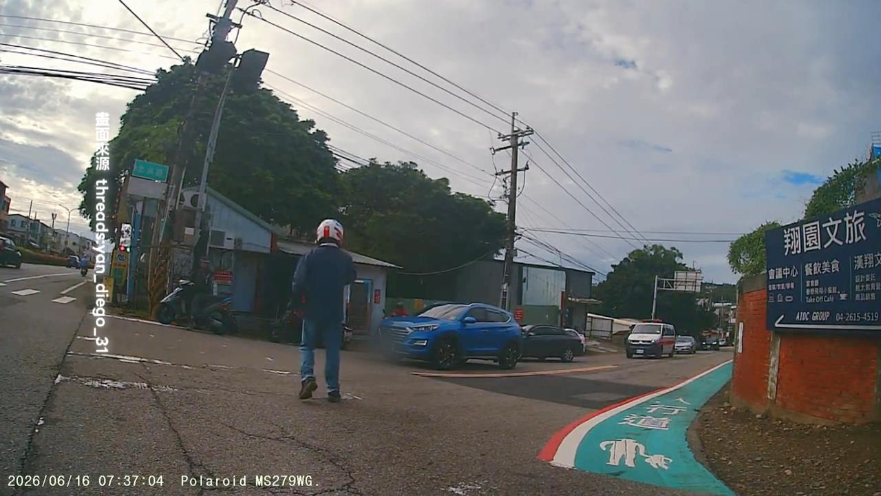 台中救護車鳴笛困車陣！　熱心騎士指揮「轎車還不讓」