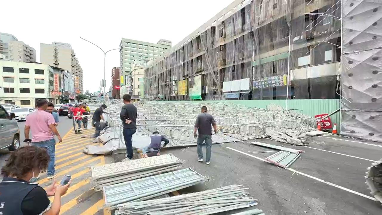 快新聞／中央市場鷹架轟然倒塌釀1傷！　台中都發局當場「勒令停工」開罰18萬