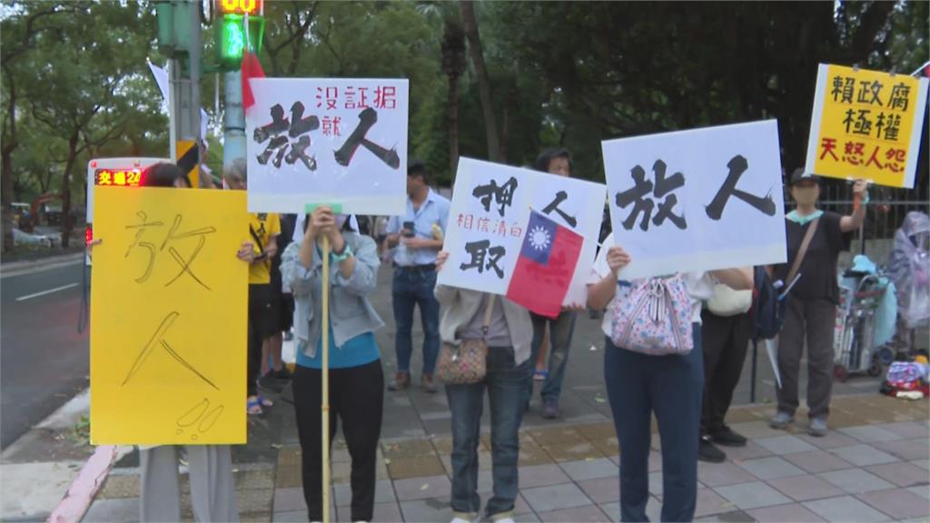 快新聞／柯文哲遭延押兩個月！小草聚集北檢外　崩潰批：司法不公、還我阿伯