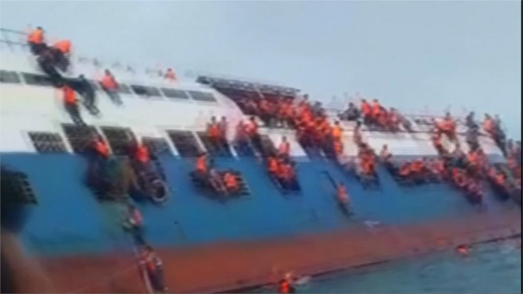 印尼渡輪外海傾覆 釀29死百餘人待救援
