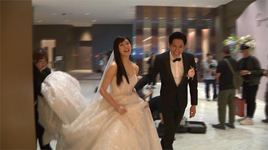 林逸欣穿絕美婚紗辦婚宴！　　笑稱發三次喜帖終於順利完婚