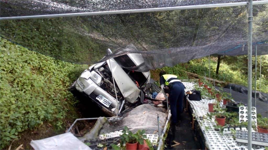 土地公保佑！ 箱型車不慎滑落邊坡 兩人僅輕傷