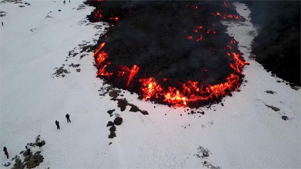 義大利埃特納火山噴發　遊客為看岩漿上山頻傳意外