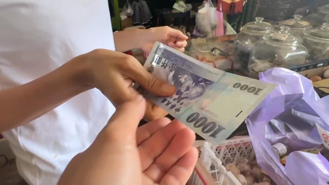 監視器全都錄！枋寮男佯裝攀談大膽撿走千元鈔