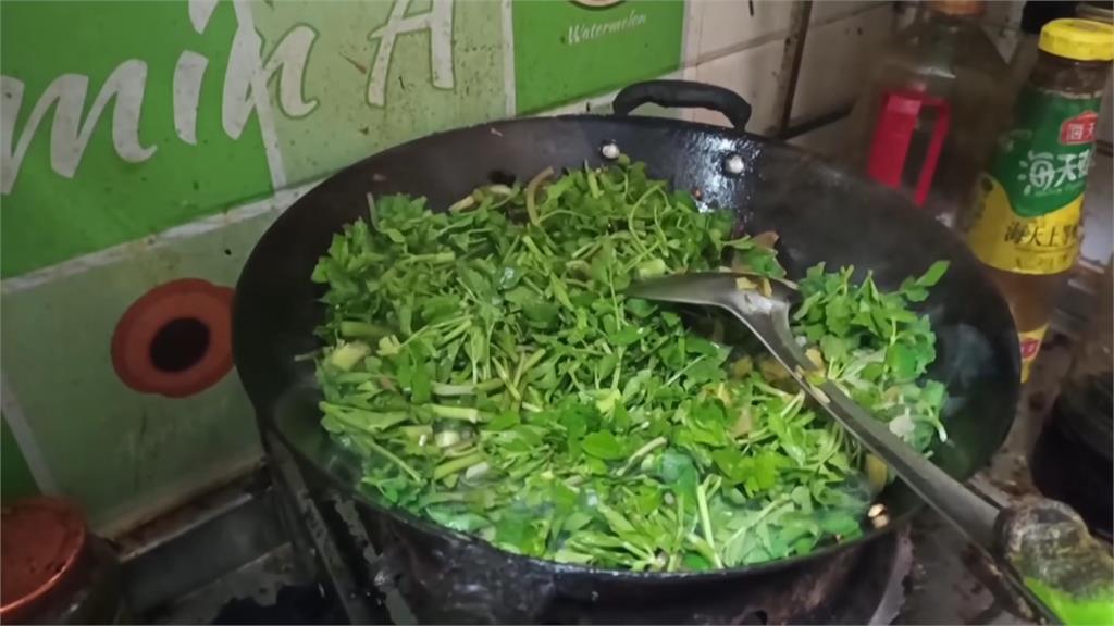 疫情爆發！上海封城缺物資「民眾餓瘋」　當地人曝慘況：3餐吃路邊野菜