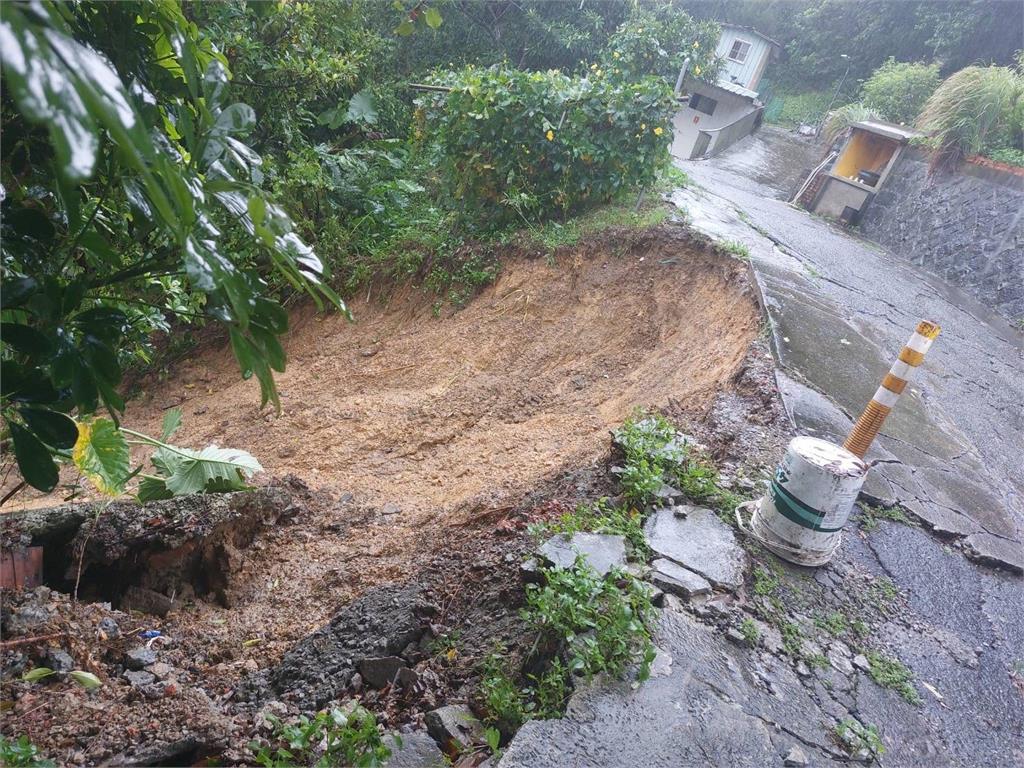 快新聞／北市內湖安泰街邊坡滑落剩一半車道！ 內湖路二段落石險砸車