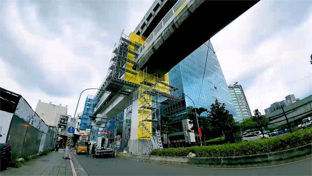 第一跨鋼箱梁啟動頂昇復位　新北捷運環狀線拚年底全線復駛